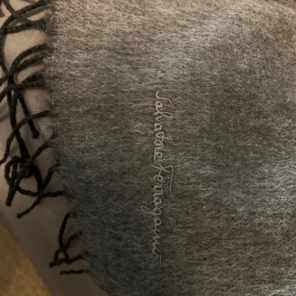 Salvatore Ferragamo cashmere scarf - Picture 1 of 3